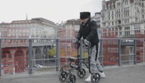 Revoluční technologie švýcarských vědců! Muž díky implantátu znovu chodí