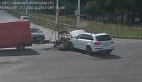 Řidič se ulicemi řítil s otevřenou kapotou, ujížděl od nehody