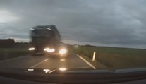 Neuvěřitelný hazard: Řidič předjížděl kamion, proti němu jelo auto! VIDEO