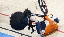 Hrůzná kolize při olympijském keirinu. Cyklistky se srazily ve vysoké rychlosti
