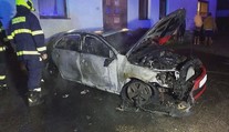 Požár osobního auta poškodil motorest na Pardubicku