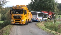 S autobusem se utrhla krajnice. Cestující se zachránili vlastní vahou