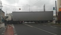 Další kamioňák zablokoval podjezd v Pardubicích. Strhl trolejové vedení
