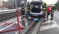 Na tramvajovou zastávku v Praze najelo auto. Čtyři zranění, včetně 105leté ženy