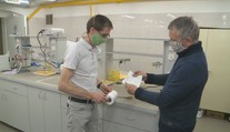 Roušky z nanovlákna asi nebudou. Vědci už měsíce čekají na povolení