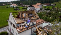 Ve Švýcarsku patrně udeřilo tornádo, padající jeřáb zabil 50letého muže