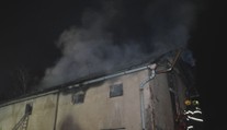 V Chocni hořela ubytovna. Před plameny utíkali dospělí i děti