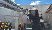 Kuriózní nehoda u Prahy. Zavírající se dveře zvedly popelářské auto do vzduchu