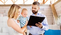 PŘEHLED: Konec papírové jízdenky, dražší domácí péče. Co se mění od července