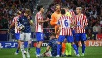 Atlético tlačilo Arsenal, ale musí brát remízu. Hancko málem zavinil dvě penalty