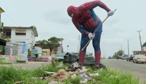 Spiderman sbírá odpadky. Mladý Nigerijec se v jeho obleku rozhodl motivovat okolí