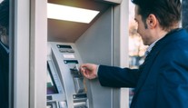 Muž zjistil, jak oklamat bankomat. Za tři roky vybral miliony!