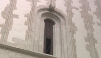 Neslušný mužíček špulí zadnici z brněnského kostela sv. Jakuba. Město je na něj hrdé