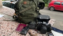 Poctivá žena našla batoh s foťáky a vše vrátila. Dostala odměnu