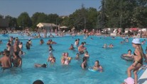 Brno trápí úmorná vedra. Lidé hledají osvěžení hlavně na koupalištích