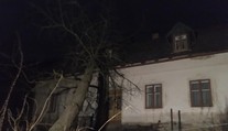 Hasiči kvůli orkánu posílili směny, v Pekle spadl strom přímo na dům