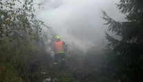 Hasiči u požáru štěpky zasahují druhý den, lidem doporučili nevětrat!