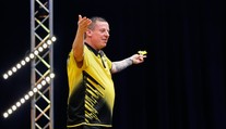 Instalatér Menzies na MS v šipkách končí. Postupuje Anderson a Chisnall