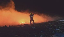 Požár skládky na Brněnsku zranil dva hasiče. Vyhlásili třetí stupeň poplachu