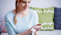 Máma našla v dětských ubrouscích něco nechutného! GALERIE