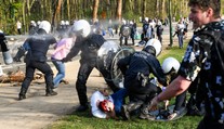 Aprílový žert se zvrtnul. Tisíce lidí v Belgii policie rozháněla vodními děly