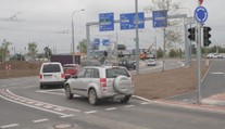 Plzeň otevřela nový kruhový objezd. Podle řidičů ale úlevu nepřinesl