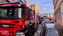 Požár bytu na pražském Žižkově. Mladík vyskočil z okna, aby unikl plamenům