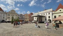 Města bojují proti dopravě. Český Krumlov a Tábor omezují vjezd do centra