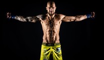 Válčil na Ukrajině, pás našel v sutinách. Teď ho bude obhajovat v Bellatoru