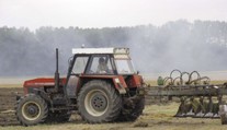 Traktor připravil Honzu o obě nohy! Místní lidé se mu snaží pomoci