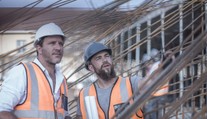 Cihly, dlažba, beton. Stavařům chybí materiál, lidé čekají i měsíce