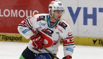 Nejvyšší možný flastr. Obránce Pardubic vyfasoval za tvrdý faul 10 zápasů