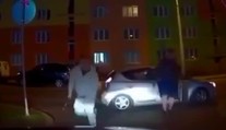 Muž vyběhl na ženu s obuškem v ruce, ta ho pohotově srazila autem