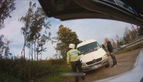 Nová výzbroj policistů? Na dálnici loví s obyčejným metrem v ruce!