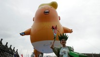 Trump v Londýně chválil Mayovou, Britové proti němu protestovali