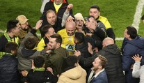 Desetitisíce fanoušků Nantes vběhly po postupu na hřiště. Objímaly také hráče