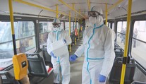 Experti zkoumají přítomnost covidu v MHD. Odebírat se bude i vzduch