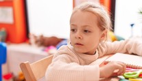 Brutální způsoby ve školce: Učitelka hodila po dítěti botu, druhá se smála