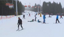 Teplá zima zaútočila na sjezdovky. V Česku se však stále lyžuje. PŘEHLED