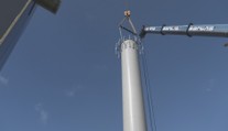Podívaná v Komořanech: Obří jeřáby tam stavěly desítky metrů vysoký komín