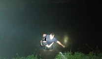 Žena uvízla v řece, držela se jen větve! Policista jí zachránil život