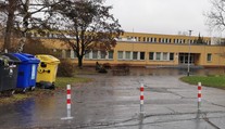 Rodiče postižených v Uherském Brodě zuří. Sloupky často brání příjezdu ke škole