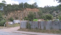 Lidé u stavby se už týdny pořádně nevyspali! Firma pracuje v noci