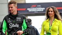 Závodník F1 ukázal v Brazílii manželku. Ta v sexy šatech vyrazila lidem dech