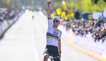 Pogačar po triumfu ve Flandrech řeší problém. Hrozí mu pokuta za projetí červené