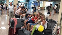 Češi strávili víkend na letišti v Barceloně. Teď museli nocovat ještě ve Frankfurtu