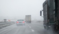Kromě viru Česko paralyzuje ledovka a sníh. Jsme připraveni, hlásí silničáři