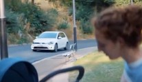 VW musí stáhnout reklamu. Ukazuje ženy v kuchyni a muže ve vesmíru