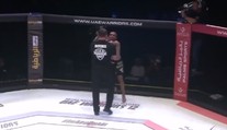 MMA zápasník nesportovně škrtil soupeře, pak se vrhl na sudího!