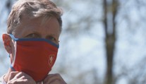 Trička z Eura se změnila v roušky. Pěkný dárek, budu ji nosit, říká Dobiáš